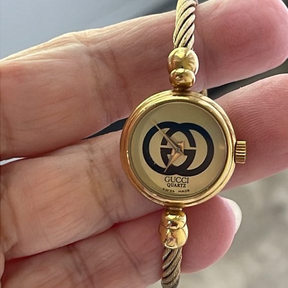 Gucci Bangle Watch 20471L Quartz - Picture 3 of 14